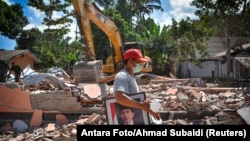 印尼龍目島一所學校在8月12號的地震中被損壞
