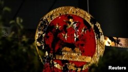 2019年7月21日香港反送中示威者遊行前往北京中央政府駐港機構中聯辦抗議後中國國徽遭破壞。