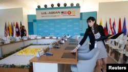 工作人员正在会议室做准备工作，美国担任东道国的东盟峰会在这里举行（2016年2月15日）