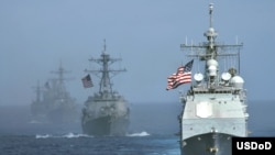 驶在编队最前列的美国海军“考彭斯号”导弹巡洋舰。（资料照，美国国防部提供） 