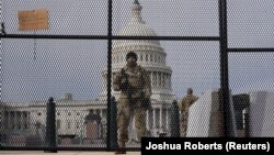 美國國會大廈前站崗的國民警衛隊隊員。（2021年1月17日）