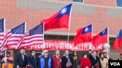 台灣駐美代表高碩泰夫婦(前排左5、左6)2020年1月1日參加華盛頓僑團在馬里蘭州一所高中舉行的元旦升旗儀式（美國之音鍾辰芳拍攝）