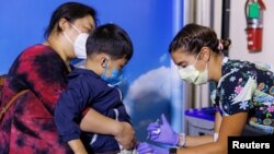 小童接受新冠疫苗接種