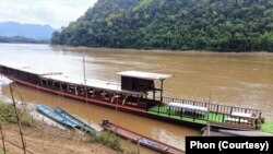 ເຮືອທ່ອງທ່ຽວໃນແມ່ນໍ້າຂອງ ຂອງທ່ານພອນ ຢູ່ແຂວງຫຼວງພະບາງ, ສປປ ລາວ.