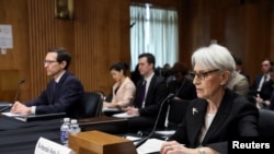 美國國務院常務副國務卿溫迪·謝爾曼(右）與國防部印太安全事務助理部長伊萊·拉特納出席參議院外交事務委員會關於拜登政府在“美中戰略競爭時代”對中國的政策聽證會。(2023年2月9日）