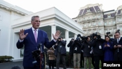 Кевин Маккарти отвечает на вопросы журналистов после встречи с президентом Джо Байденом в Белом доме. 1 февраля 2023 года.