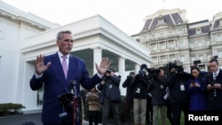 2023年2月1日，美國眾議院議長凱文·麥卡錫在白宮與美國總統拜登會面討論聯邦債務限額和支出後與記者交談。 （路透社照片）