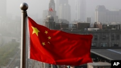 一面中國國旗在上海上空飄揚。（2021年1月7日）