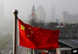 一面中國國旗在上海上空飄揚。（2021年1月7日）