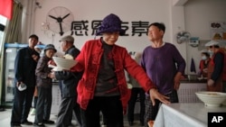 北京西南的定興縣一個慈善組織設立的一個食堂免費供給老年人午餐。 （2021年5月13日）