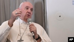 ​ພະ​ສັນ​ຕະ​ປາ​ປາ​ແຟ​ຣນ​ຊິ​ສ ຊົງ​ໂອ້​ລົມ​ກັບ​ພວກ​ນັກ​ຂ່າວ ໃນ​ລະ​ຫວ່າງ​ເດີນ​ທາງ​​ກັບຄືນ​ສູ່​ໂຣມ ຫຼັງ​ຈາກ​ສະ​ເດັດ​ປະ​ພາດ​ອາ​ຟ​ຣິ​ກາ ເມື່ອ​ວັນ​ທີ 5 ກຸມພາ 2023.