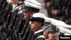 俄羅斯總統普京2006年對開普敦進行了兩天的訪問。圖為在歡迎普京訪問儀式上的南非海軍儀仗隊。