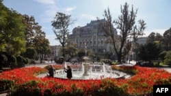 ​ປະ​ຊາ​ຊົນ​ຖ່າຍ​ຮູບ​ຢູ່​ນ້ຳ​ພຸ​ຂອງ​ສວນ​ເມືອງ ໃນ​ເມືອງ ໂອ​ເດ​ຊາ, ຢູ​ເຄ​ຣນ, 12 ຕຸ​ລາ 2022. 