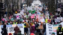 2023 年 1 月 22 日，威斯康星州麦迪逊市，抗议者在支持推翻该州几乎全面禁止堕胎的游行中前往威斯康星州国会大厦。
