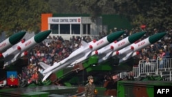 印度陸軍的阿卡什導彈系統在首都新德里參加了即將舉行的共和國日閱兵彩排。（2023年1月23日）