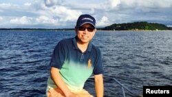 資料照：2015年8月23日，美籍華人李凱在紐約州長島海灣釣魚。中國當局自2016年一直拘押李凱。