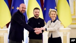 歐洲理事會主席米歇爾(左)和歐盟委員會主席馮德萊恩(右)在基輔出席第24屆歐盟-烏克蘭峰會，並同烏克蘭總統澤連斯基(中)會面。(2023年2月3日)