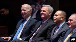 拜登總統與當時眾議院議長的麥卡錫以及眾議院少數黨領袖傑弗里斯和眾議院多數黨領袖斯卡利斯在國會大廈參加國家祈禱早餐會。(2023年2月2日)