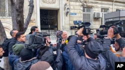 記者們聚集在伊朗駐巴庫大使館前。（2023年1月27日）