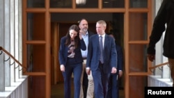 时任新西兰总理阿德恩和接任她的希普金斯（右）2023年1月22日在议会会面。（路透社转发）