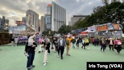 全香港最大型的维园年宵花市持续禁止售卖贺年饰物等”干货“，1月21日兔年除夕傍晚人流疏落，过年气氛大不如前。(美国之音 汤惠芸)