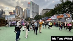 全香港最大型的維園年宵花市持續禁止售賣賀年飾物等”乾貨“，1月21日兔年除夕傍晚人流疏落，過年氣氛大不如前。 (美國之音 湯惠芸)