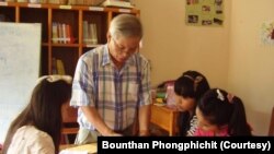 ຮູບທີ່ໄດ້ຮັບການສະໜອງໃຫ້ໂດຍ ອາຈານບຸນທັນ ໃນລະຫວ່າງທີ່ເພິ່ນລົງປະຕິບັດວຽກງານກັບບັນດານ້ອງນັກຮຽນ.