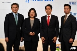 資料照：（從左至右）時任美在台協會處長梅健華、台灣總統蔡英文、時任台北美國商會章錦華和時任美國國務院亞太事務副助理國務卿黃之瀚在台北的一次宴會上合影。（2018年3月21日）