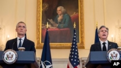 ລັດຖະມົນຕີການຕ່າງປະເທດ ສະຫະລັດ ທ່ານແອນໂຕນີ ບລິງເກັນ, ຂວາ, ແລະເລຂາທິການໃຫຍ່ ອົງການເນໂຕ້ ທ່ານເຈັນສ໌ ສະໂຕລເທັນເບີກ ກ່າວຢູ່ທີ່ກອງປະຊຸມຖະແຫລງຂ່າວ ຫຼັງຈາກກອງປະຊຸມ ຢູ່ທີ່ກະຊວງການຕ່າງປະເທດ ໃນນະຄອນຫຼວງ ວໍຊິງຕັນ, ວັນທີ 8 ກຸມພາ 2023.