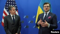 美国国务卿布林肯在北约外长会议期间倾听乌克兰外长德米特罗∙库列巴的讲话。库列巴向北约各国外长寻求更多更快的军援。（2022年4月7日）