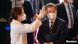南韓總統文在寅戴著口罩在首爾的國會議事堂接受體溫檢測。（2020年2月28日）