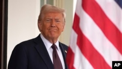 美國總統特朗普在白宮迎接英國首相施紀賢。 (2025年2月27日)