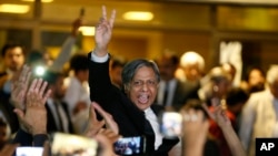 2022年4月7日，巴基斯坦反对党的律师和支持者在巴基斯坦首都伊斯兰堡庆祝最高法院的裁决。（美联社）