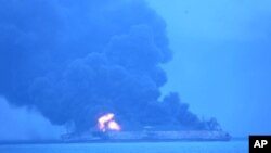 一艘伊朗油轮在东中国海与一艘中国货轮相撞，燃起大火