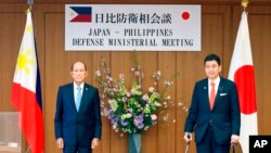 日本防衛大臣岸信夫（右）（Nobuo Kishi）和菲律賓國防部長洛倫扎納(Delfin Lorenzana).
