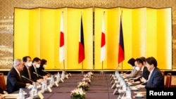 2022年4月9日，時任菲律賓外長洛欽和時任日本外相林芳正在日本東京的飯倉賓館舉行雙邊會談。