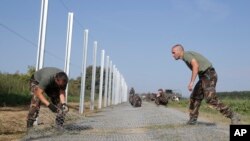 匈牙利士兵正在修建鐵絲網