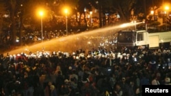 台灣防暴警察以水炮將抗議者驅離。(3月24日)