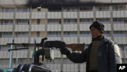 一名阿富汗警察守衛在喀布爾洲際酒店前。（2018年1月23日）