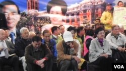 臺灣前副總統呂秀蓮（右一）為營救陳水扁舉行無限期絕食。（美國之音許波拍攝）