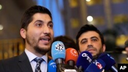 叙利亚反对派代表团一成会员在哈萨克斯坦首都对媒体讲话（20170123）