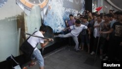 2012年，因為島嶼爭端在廣州引發民眾搗毀日本西武百貨公司的窗戶玻璃。