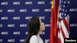 北京举行的2020中国国际服务贸易交易会上美国国际商会展位上的美中国旗 。（2019年5月28日）