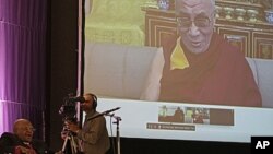 2011年10月8日南非图图大主教(左下角)在南非的开普敦附近与达赖喇嘛举行视频对话（资料图）