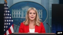 Пресс-секретарь Белого дома Кэролайн Левитт. (Photo by Jim WATSON / AFP).