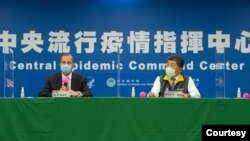 美国卫生部长阿扎尔（左）与台湾的卫生部长陈时中在台北见证美、台“卫生合作备忘录（MOU）”的签署仪式。 2020年8月10日图片（台湾卫生福利部提供）