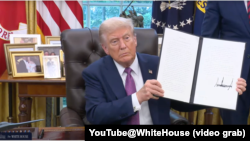 2025年9月5日，特朗普总统在白宫椭圆形办公室展示他签署的将国防部更名为战争部的行政令。