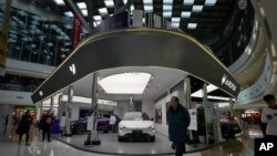 资料照片：北京一家购物中心内展出的中国电动车。(2024年1月9日）