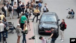 大批記者星期日晚在莫斯科機場外守候希望見到斯諾登出現