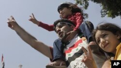 這個敘利亞家庭星期天在開羅呼喊反阿薩德的口號